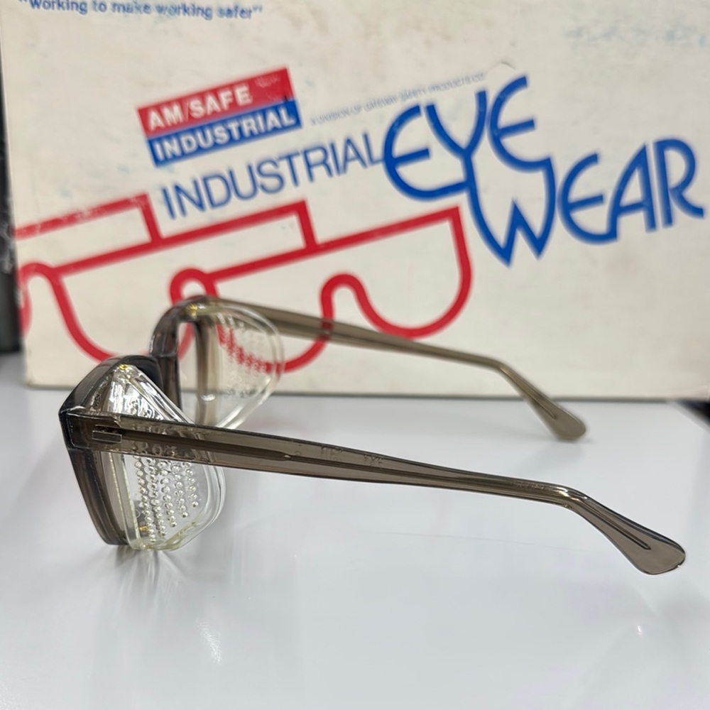Gray and Black Cat-Eye Glasses with Vintage Design - Picture 3 of 7